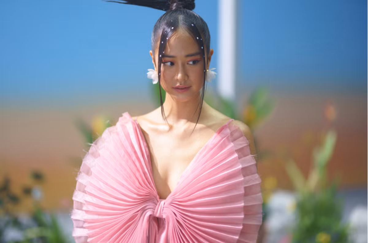 Hot girl Thuỳ Trinh sinh năm 1992. Cô được sinh ra và lớn lên ở thủ đô Paris.