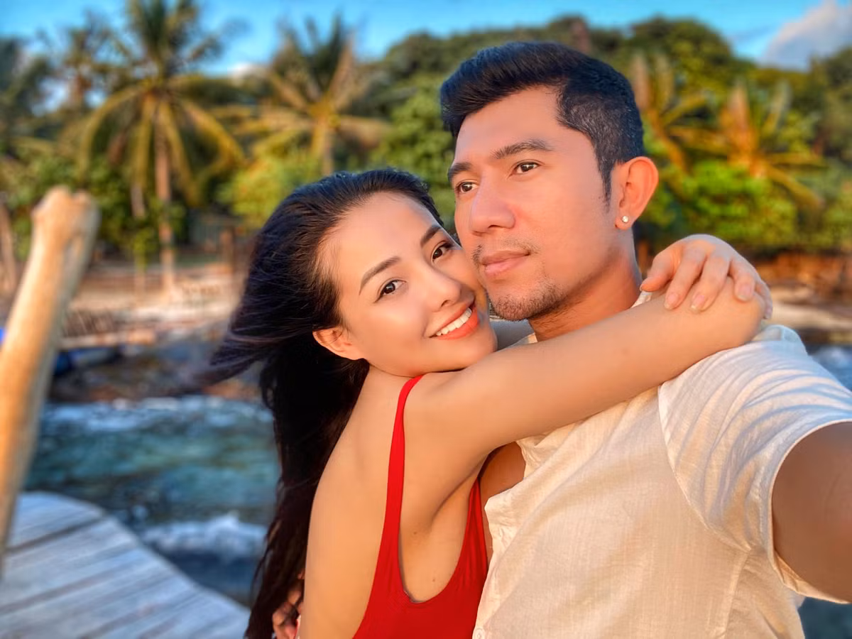Không chỉ nổi tiếng bởi những màn khoe thân, "hot girl ngực khủng" Ngân 98 còn liên tục tung ra những bộ ảnh tình bể bình cùng Lương Bằng Quang và nhận về nhiều tranh cãi.