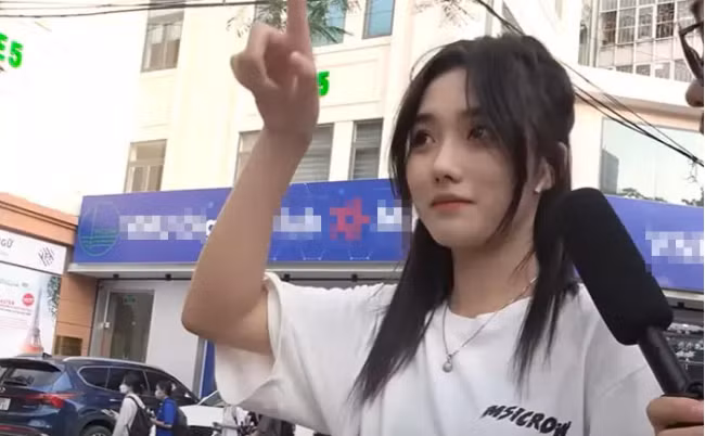 Thời gian vừa qua, hot girl có tên Hoài Thu (sinh năm 2002) bỗng chốc trở nên nổi tiếng trên khắp các trang mạng xã hội nhờ xuất hiện trong một clip phỏng vấn đường phố.