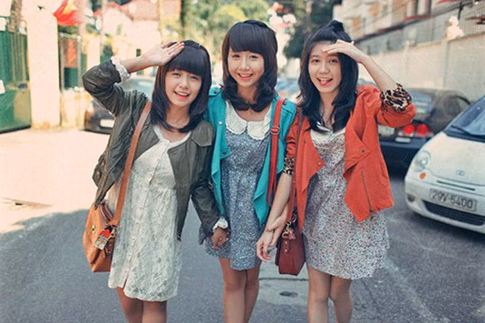 Khoảng năm 2010-2011, "bộ ba sát thủ" hot girl gồm Quỳnh Anh Shyn, An Japan và Mẫn Tiên bất ngờ nổi tiếng trên mạng xã hội nhờ loạt ảnh chụp chung. Từ mái tóc, trang phục và phong cách chụp ảnh của ba cô nàng đều trở thành trào lưu được các bạn trẻ học theo.