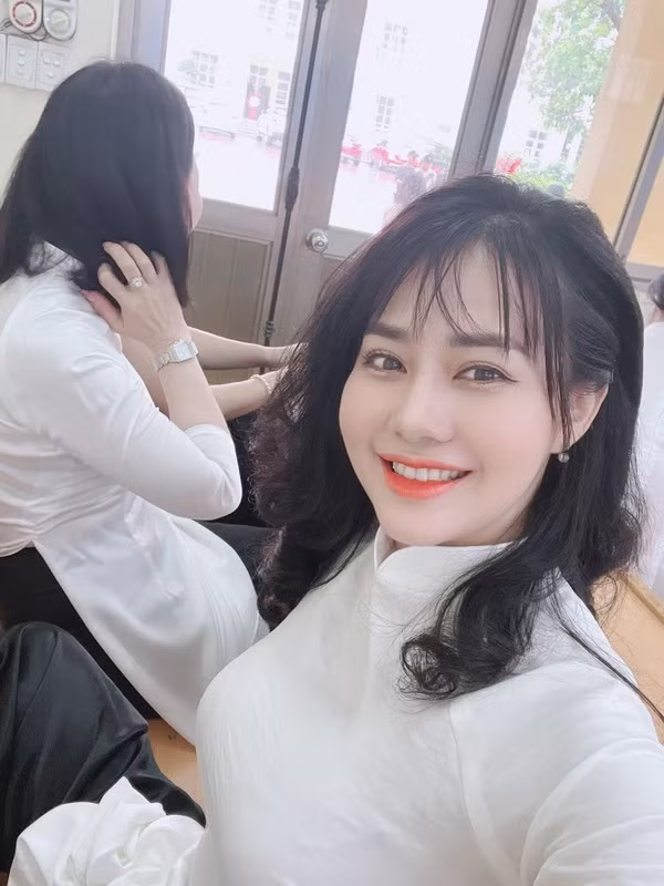 Bên cạnh đó, bà mẹ nổi tiếng này lại cho mình một bộ trang phục “xì tin” gồm áo gile kẻ sọc và chân váy thể thao trắng, nhìn tổng thể vô cùng trẻ trung và năng động.