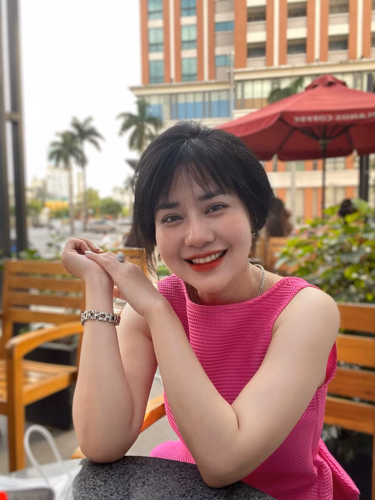 Bức hình trên được chụp lại khi chị cùng cô con gái lớp 9 chụp kỷ yếu cuối cấp 2.