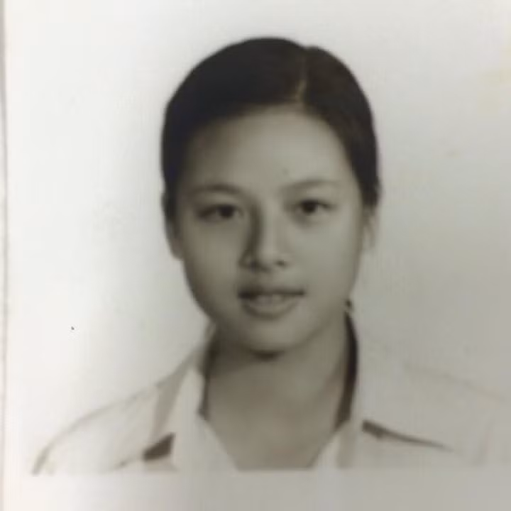 Mới đây những hình ảnh thời trẻ của nữ tỷ phú Thái Lan xuất hiện trên MXH khiến netizen không nhận ra, bởi lẽ nhan sắc của bà thời đó vẫn xinh đẹp không khác gì diễn viên.