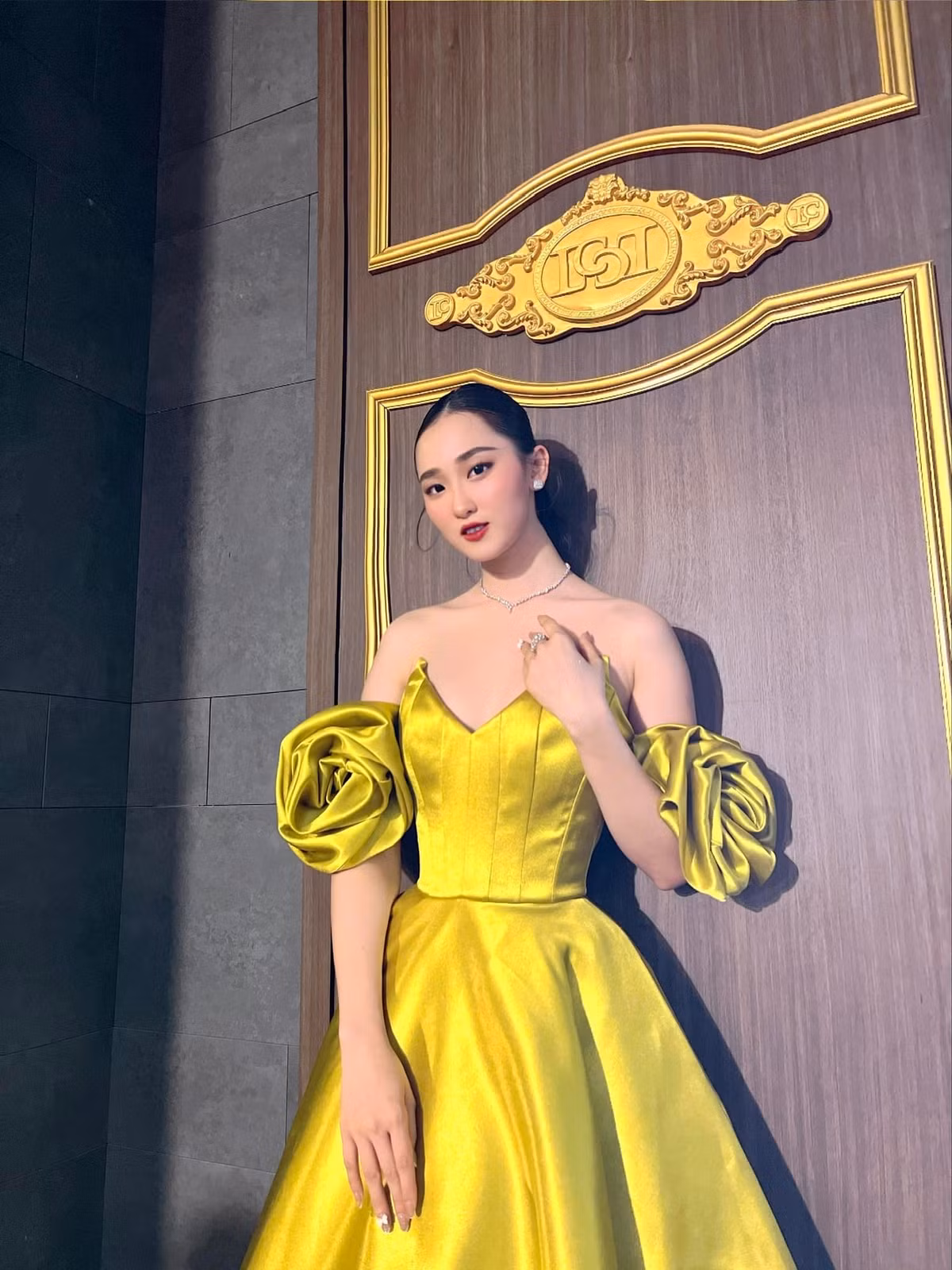 Ngoài ra cô nàng còn được người hâm mộ khen có dung mạo trẻ trung của một "em bé", đẹp tựa nàng thơ.