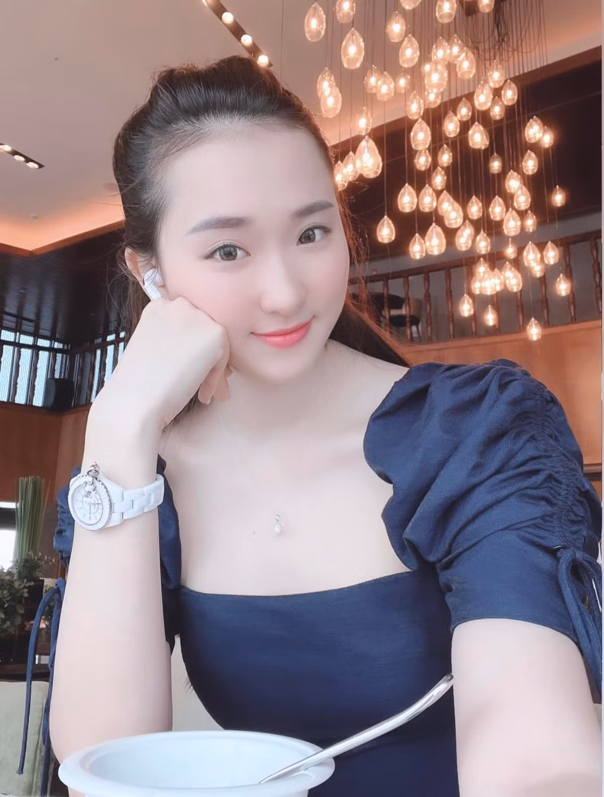 Cô luôn nhận được rất nhiều lời khen khi có mặt xinh, dáng gợi cảm cùng đôi chân dài thon nuột hiếm có.