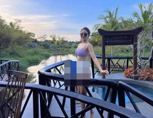 Mới đây nhất gái xinh xứ Thanh gây bất ngờ khi đăng tải một vài hình ảnh diện bikini hiếm hoi, cô phô dáng rất nuột nà.