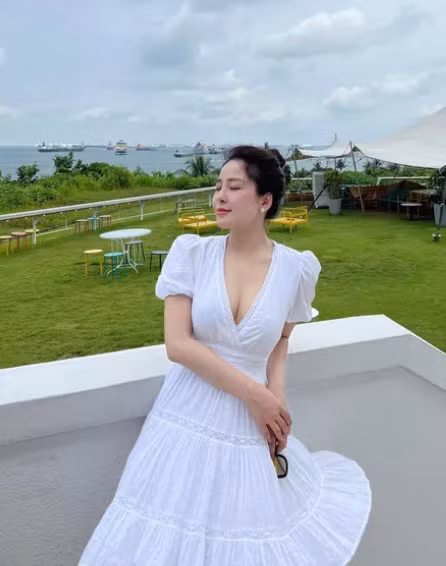 Sau thời gian ở ẩn vì lộ clip "nóng", hot girl Trâm Anh dạo gần đây thường xuyên chia sẻ hình ảnh cá nhân lên MXH, đặc biệt là khoe đường cong nóng bỏng của mình.