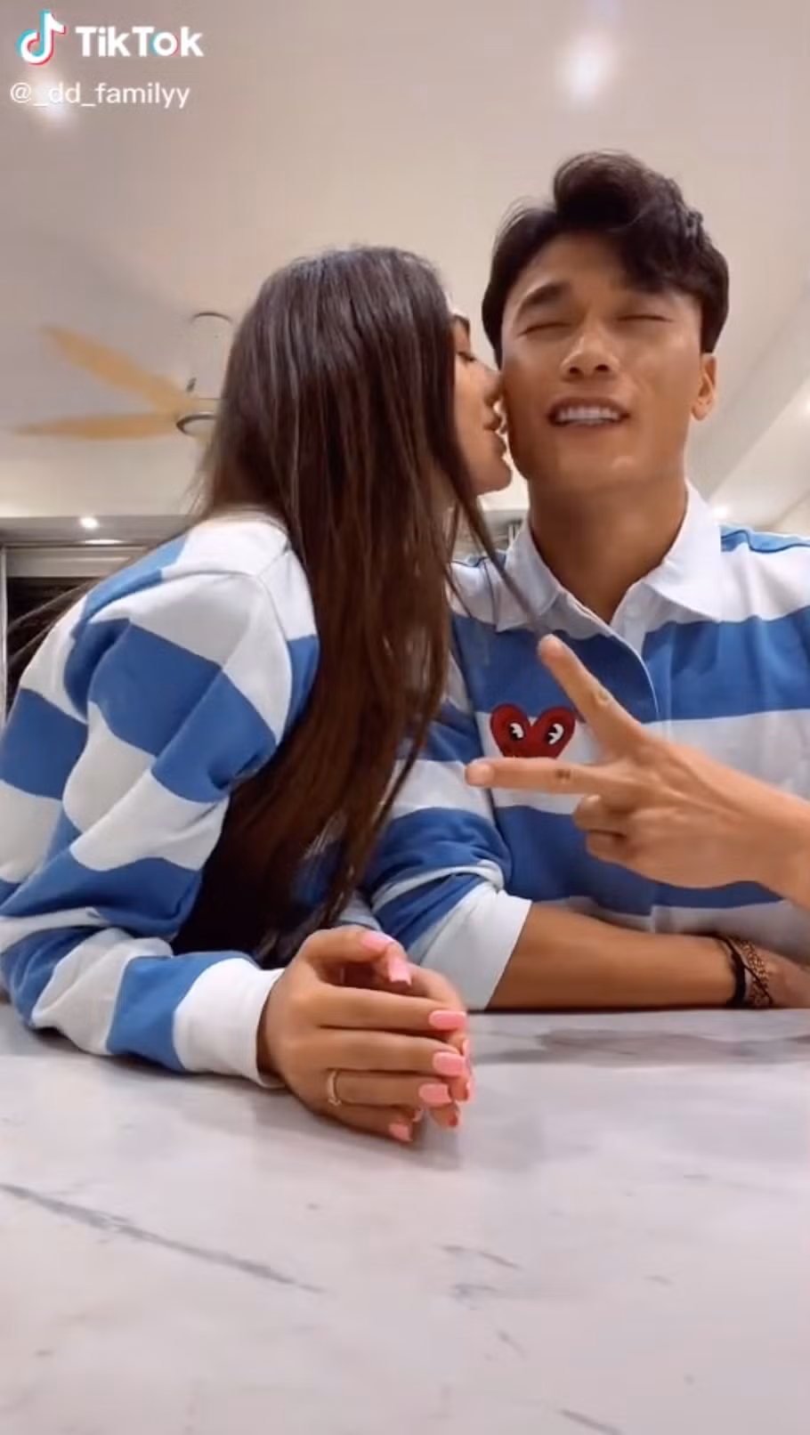 Qua những khoảnh khắc được vợ chồng Bùi Tiến Dũng chia sẻ, netizen không khỏi trầm trồ ngưỡng mộ khi cả hai trông cực kỳ thân mật, đúng chất “vợ chồng son”.