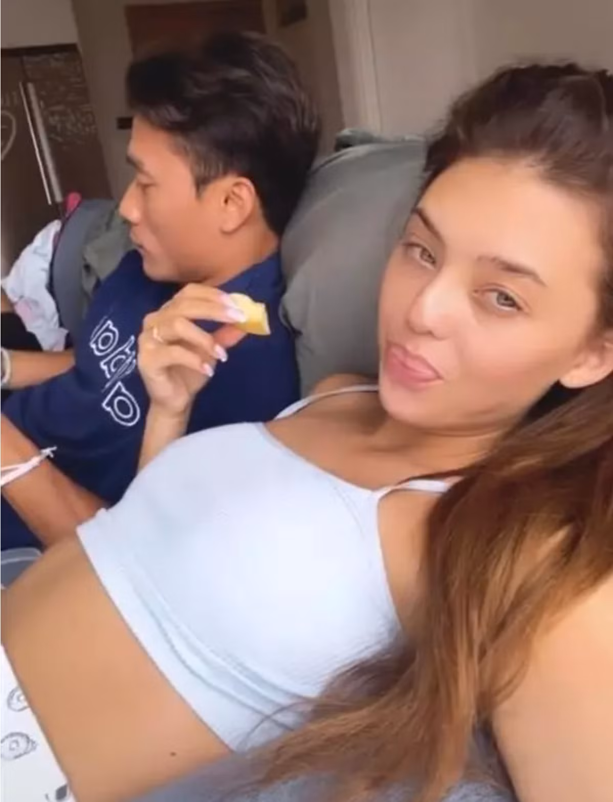 Quay một đoạn clip TikTok ngắn, cặp đôi cùng nhau nằm thưởng thức một bộ phim.
