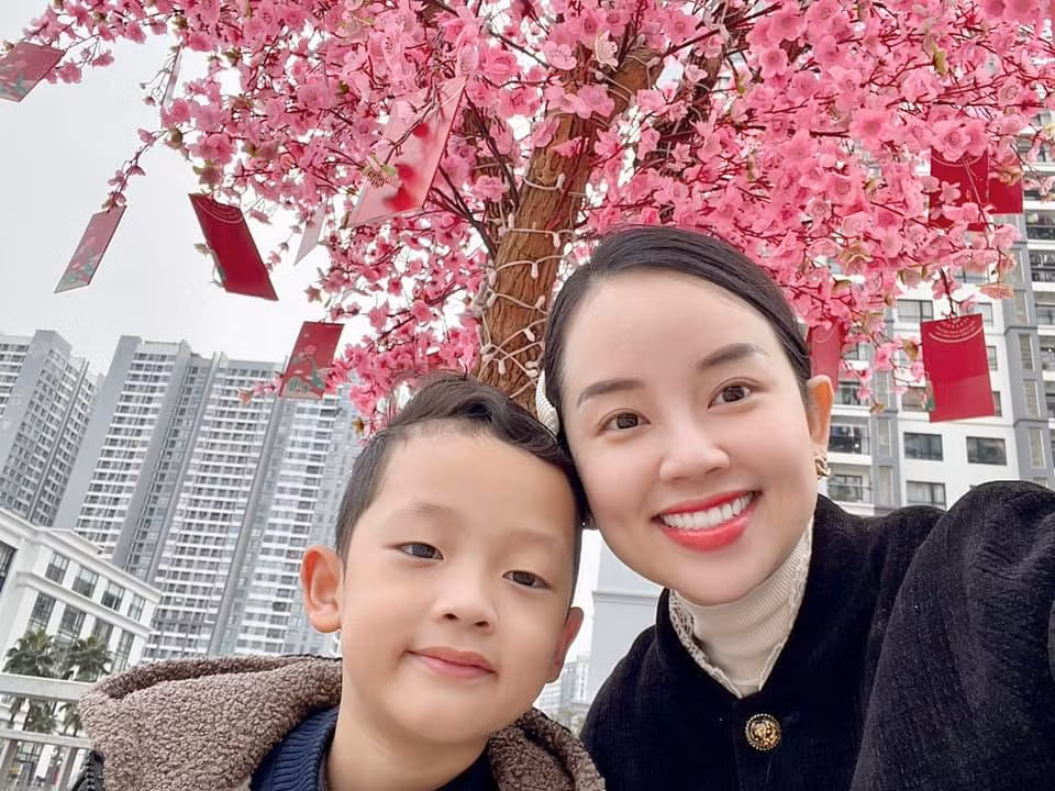 Bé Khoai Tây - con trai của Ly Kute luôn nhận được sự quan tâm lớn của công chúng. Cậu nhóc sở hữu làn da trắng trẻo giống mẹ và những đường nét khuôn mặt cực đáng yêu, đôi mắt to tròn, lanh lợi,...