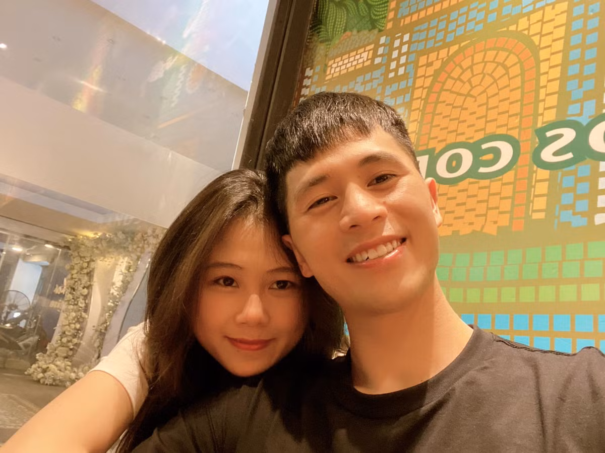 So với bạn gái sinh năm 1995, Đình Trọng kém 2 tuổi. Tuy nhiên, anh luôn thể hiện sự chững chạc, là chỗ dựa cho nửa kia.