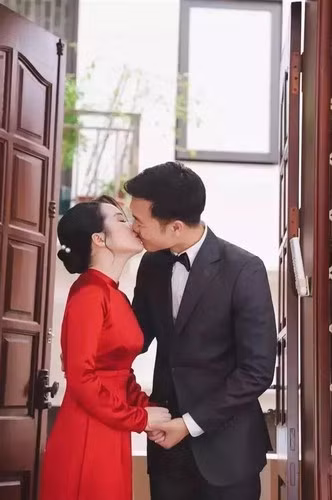 Dù là cặp vợ chồng nổi tiếng trong làng bóng nhưng Xuân Trường và Nhuệ Giang lại cực kì kín tiếng.