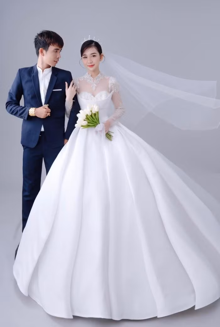 Cảnh cô dâu chú rể cầm từng xấp tiền từ hộp quà để ra bàn khiến nhiều người phải ngưỡng mộ.