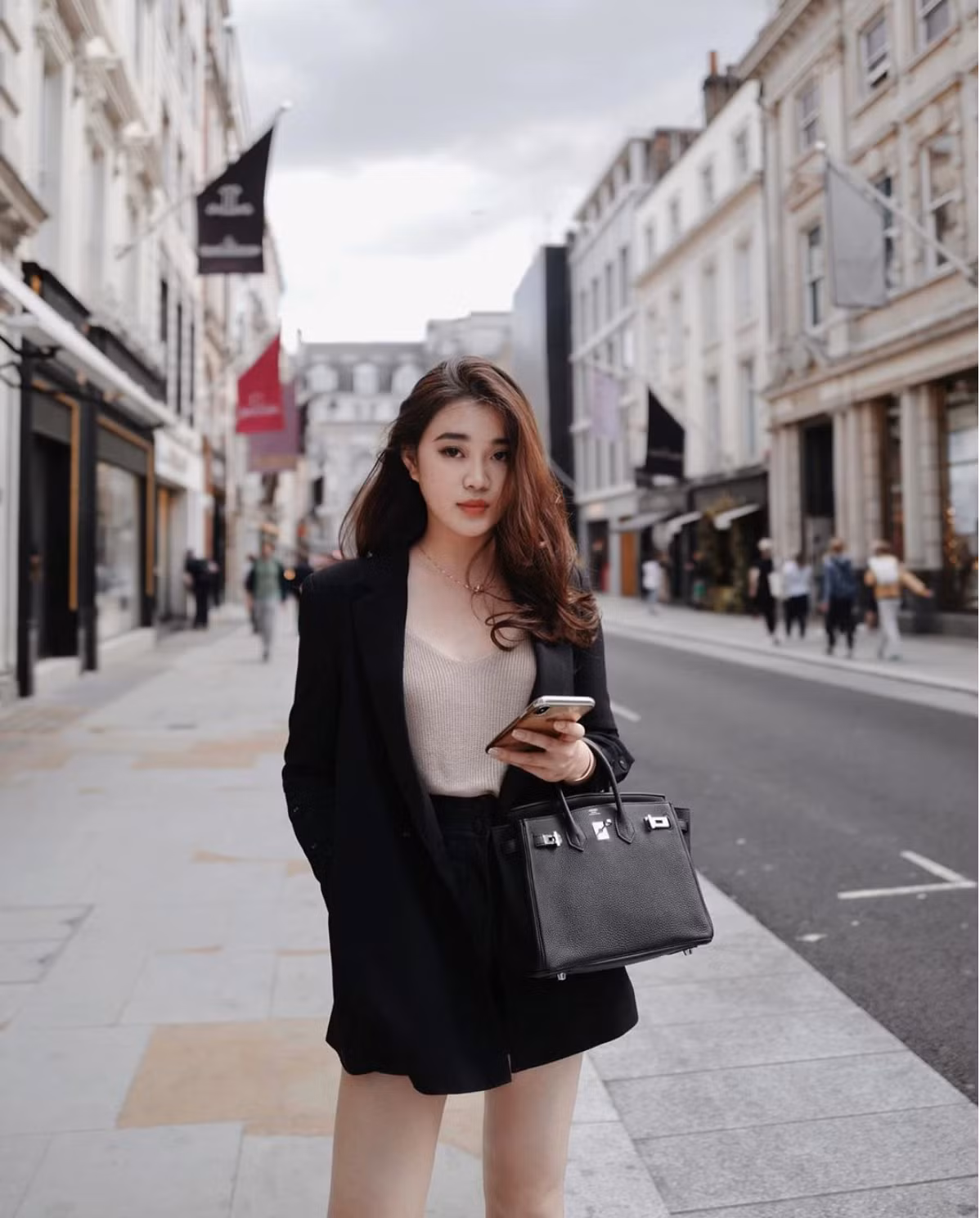 Trên trang cá nhân, ngoài những hình ảnh bánh trái và rạng rỡ đi du lịch khắp nơi, chưa có dấu hiệu nào cho thấy rich kid đã có bạn trai.