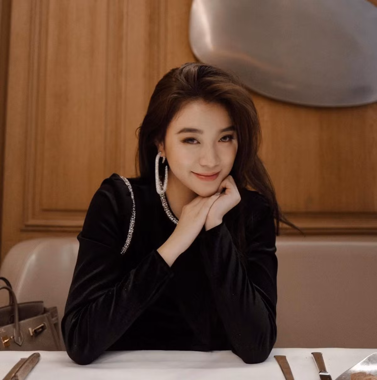Gái xinh này còn khiến nhiều người phải xuýt xoa vì cuộc sống sang chảnh một rich kid và loạt khoảnh khắc xinh đẹp xuất chúng của mình.