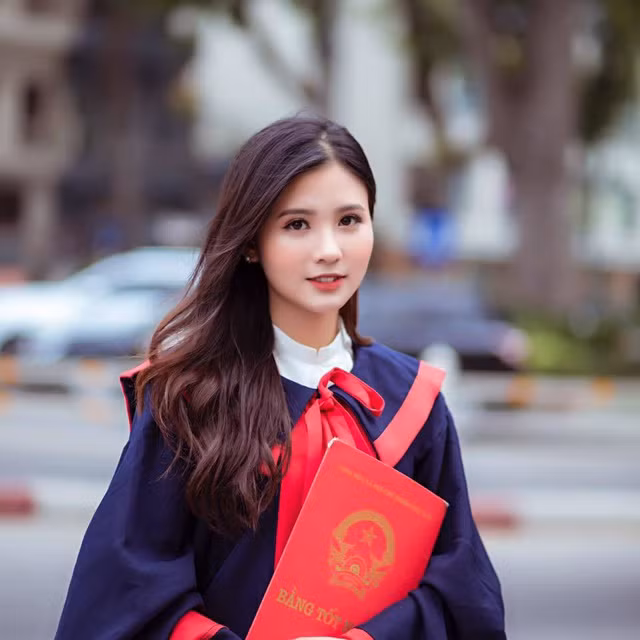Làn da sáng, khuôn mặt bầu bĩnh tạo nên vẻ xinh xắn, dễ thương làm nên sự cuốn hút của hot girl này.