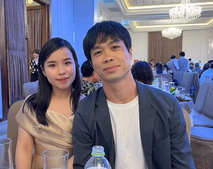 Xuất hiện trong đám cưới Huy Toàn, Công Phượng trẻ trung, phong độ với bộ vest lịch lãm. Trong khi Viên Minh diện chiếc áo trễ vai gợi cảm.