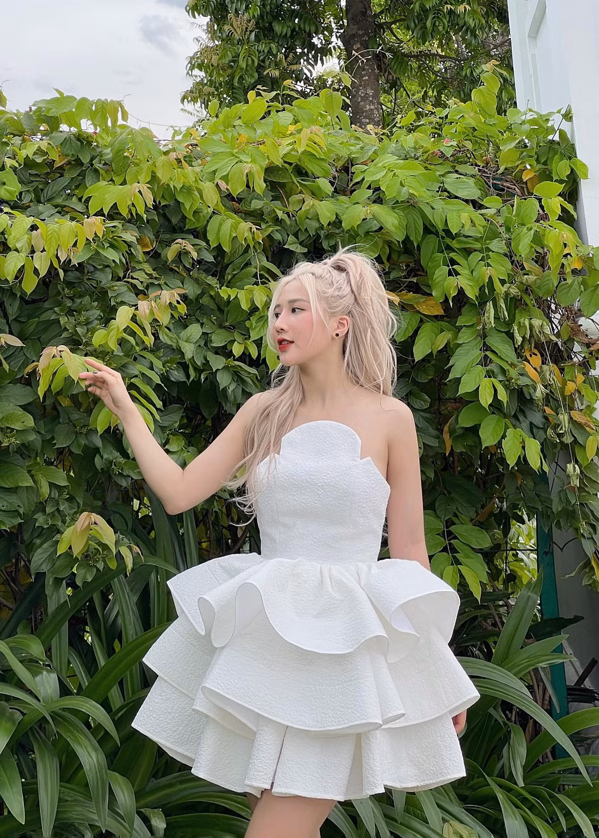 Sau khi ra trường và trở thành mẫu ảnh chuyên nghiệp, hot girl 9x này càng được biết đến nhiều hơn với những bộ ảnh nghệ thuật bắt mắt, cô cũng theo hướng ăn mặc gợi cảm hơn.