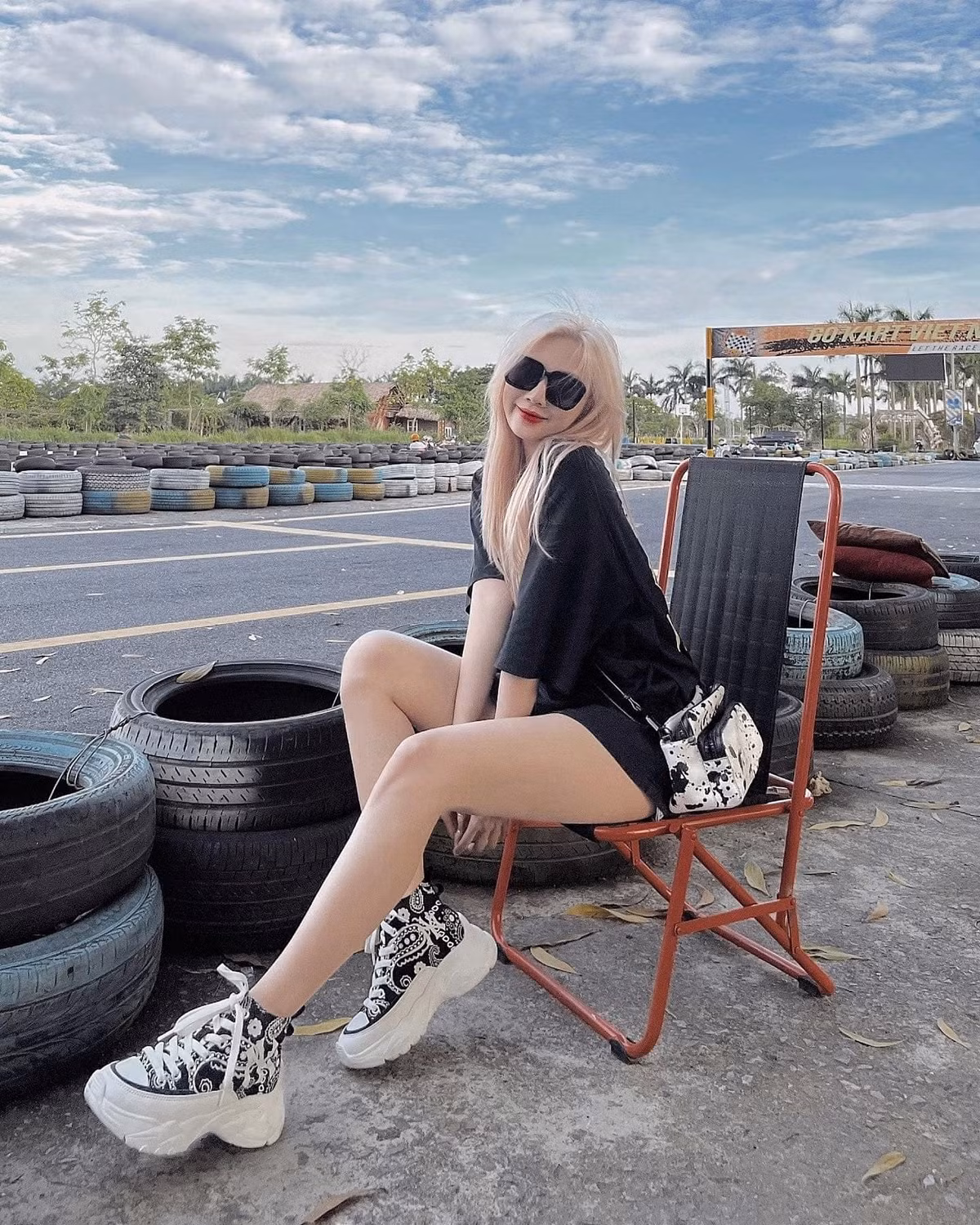 Linh Hương quê gốc ở Tuyên Quang nhưng sinh sống và làm việc chủ yếu tại Hà Nội.