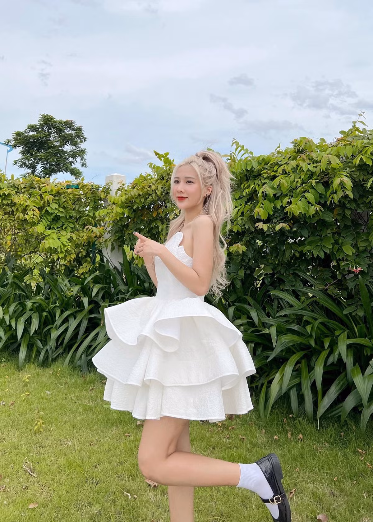 Trần Linh Hương (sinh năm 1997, quê Tuyên Quang) là hot girl quen thuộc với giới trẻ Việt.