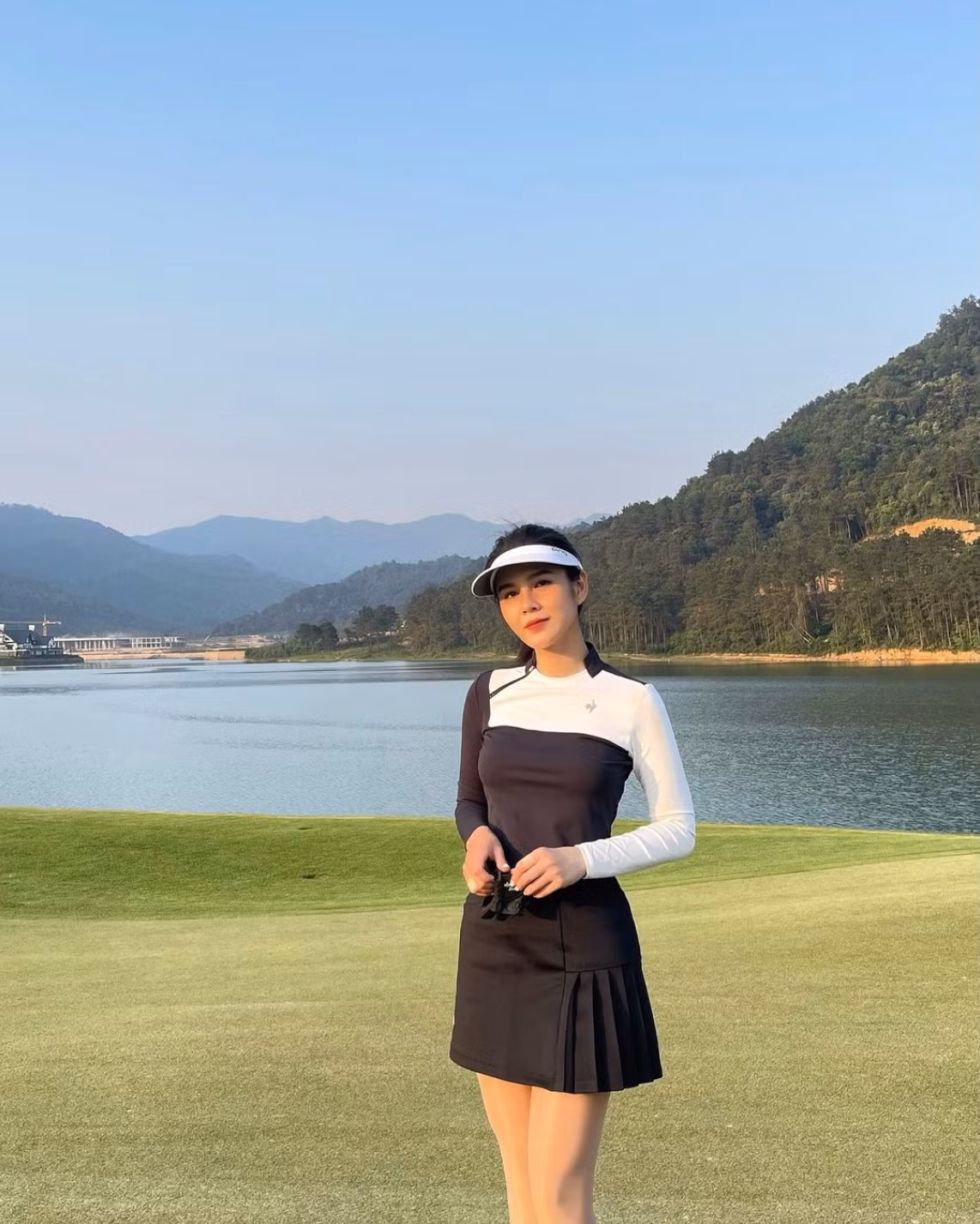 Thu Hoài và chồng quen biết nhau qua một lần nữ MC đi nhầm sân golf.