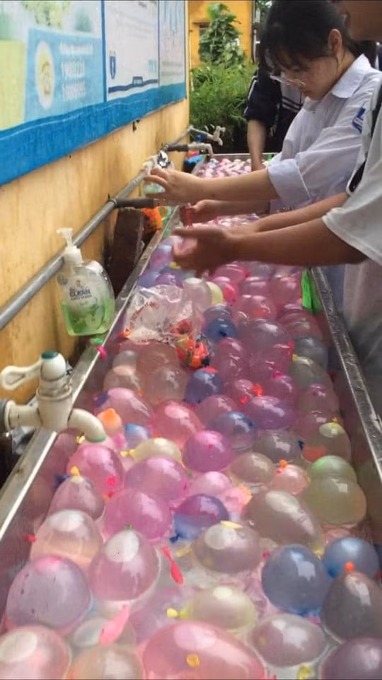 Vừa vui vẻ, hào hứng, tạo tính ganh đua dữ dội mà lại an toàn, cùng lắm chỉ ướt như chuột lột rồi cười hô hố mà chạy về nhà thay đồ mà thôi...Ảnh: Đức Huy