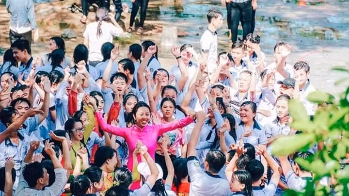 Dù phải nhận cái kết đắng đó là ướt hết cả người, nhưng thầy hiệu phó vẫn rất thoải mái để "hóa teen" gần gũi với học sinh hơn, nắm rõ tâm lý của lứa tuổi teen để chia sẻ với các bạn nhiều hơn. Ảnh: Hoài Thương
