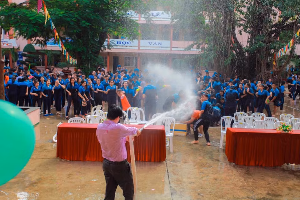 Trước đó, những hình ảnh của thầy hiệu phó Vũ Viết Văn cùng chơi trò té nước với học sinh cuối cũng đã khiến cư dân mạng vô cùng thích thú.