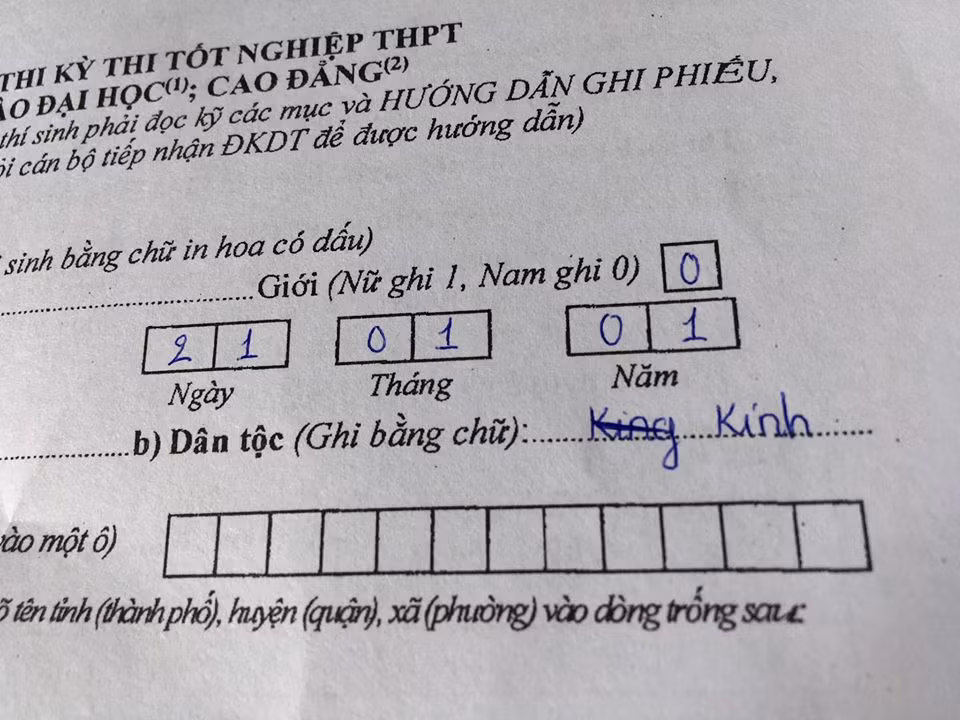 Ngoài việc chăm chỉ học hành để chuẩn bị cho kỳ thi tốt nghiệp THPT, các cô cậu học trò còn đau đầu lựa chọn trường, hoàn thành các hồ sơ xét tuyển vào Đại học.
