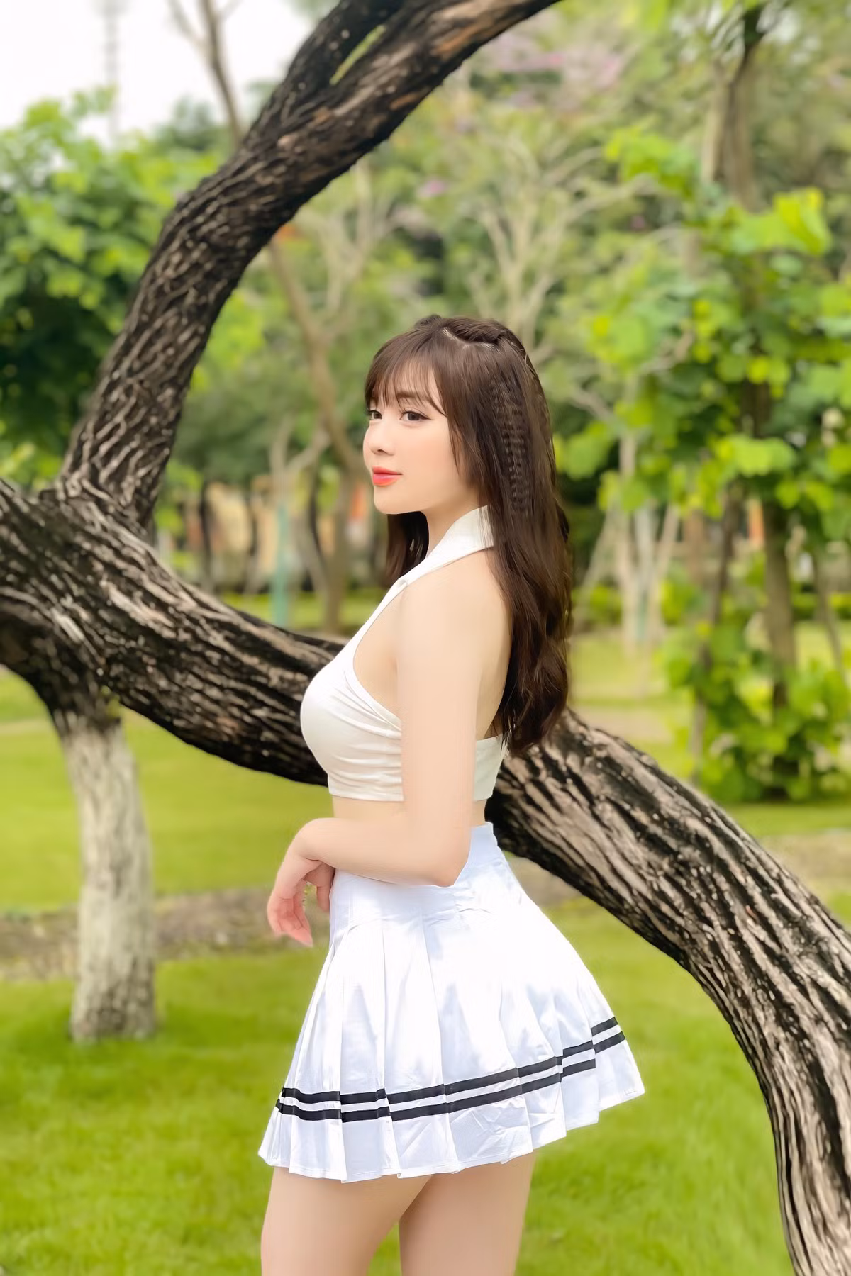 Bên cạnh những bộ đồ đứng đắn khi đi dạy, đi chùa, nữ giảng viên xinh đẹp thời gian gần đây còn chăm diện đồ gợi cảm như áo crop top, chân váy ngắn cũn hay thiết kế với phần cổ xẻ sâu.
