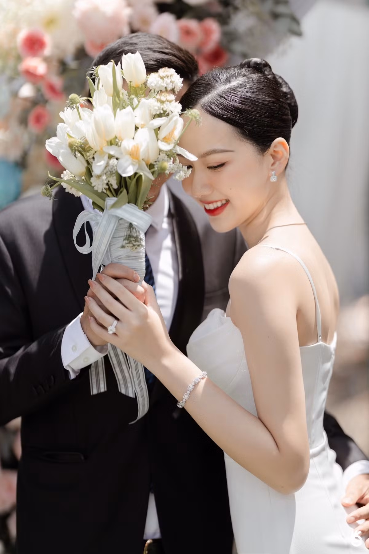 Dàn bê tráp nhà gái diện áo dài khăn đóng tông màu hồng pastel dịu dàng và nữ tính trong khi đó cô dâu Phương Quỳnh mặc một bộ áo dài hồng cách tân đính hoa duyên dáng.