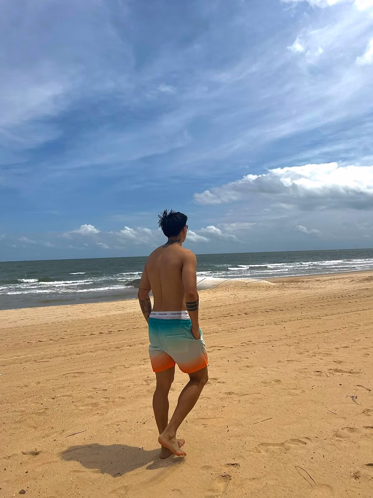 Dù chỉ là bức ảnh chụp từ phía sau lưng nhưng hội chị em vẫn "đổ đứ đừ" vì body quá vạm vỡ.