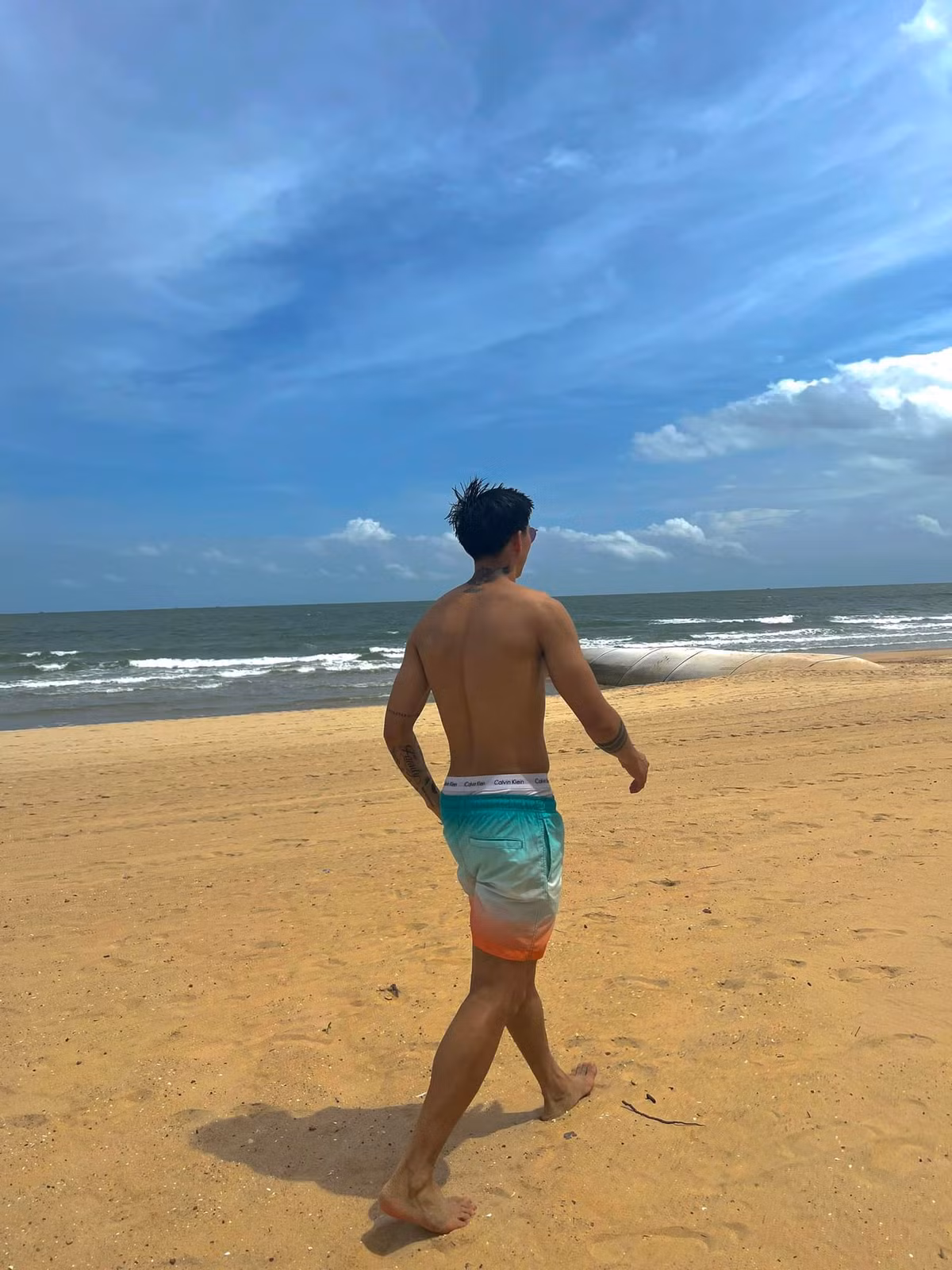 Qua quan sát cũng có thể thấy, thể hình của hậu vệ người Thái Bình đã khá cân đối. Phần bắp chân rất chắc chắn sau thời gian dài điều trị chấn thương.