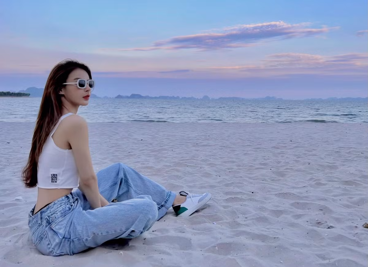 Cô chuộng diện những thiết kế ôm sát cơ thể, khoe khéo "điểm vàng" hấp dẫn.