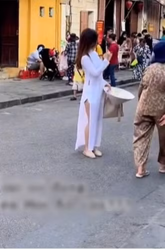 Chủ tài khoản TikTok này cảm thấy bức xúc khi bắt gặp hình ảnh du khách ăn mặc phản cảm tại Hội An.