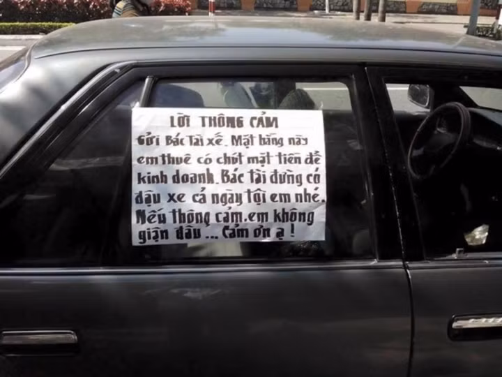 Thay vì có những hành động "trả đũa" nặng nề như tạt sơn, ném mắm tôm,...thì nhiều gia chủ lại lựa chọn hình thức văn minh cho tài xế đỗ xe sai.