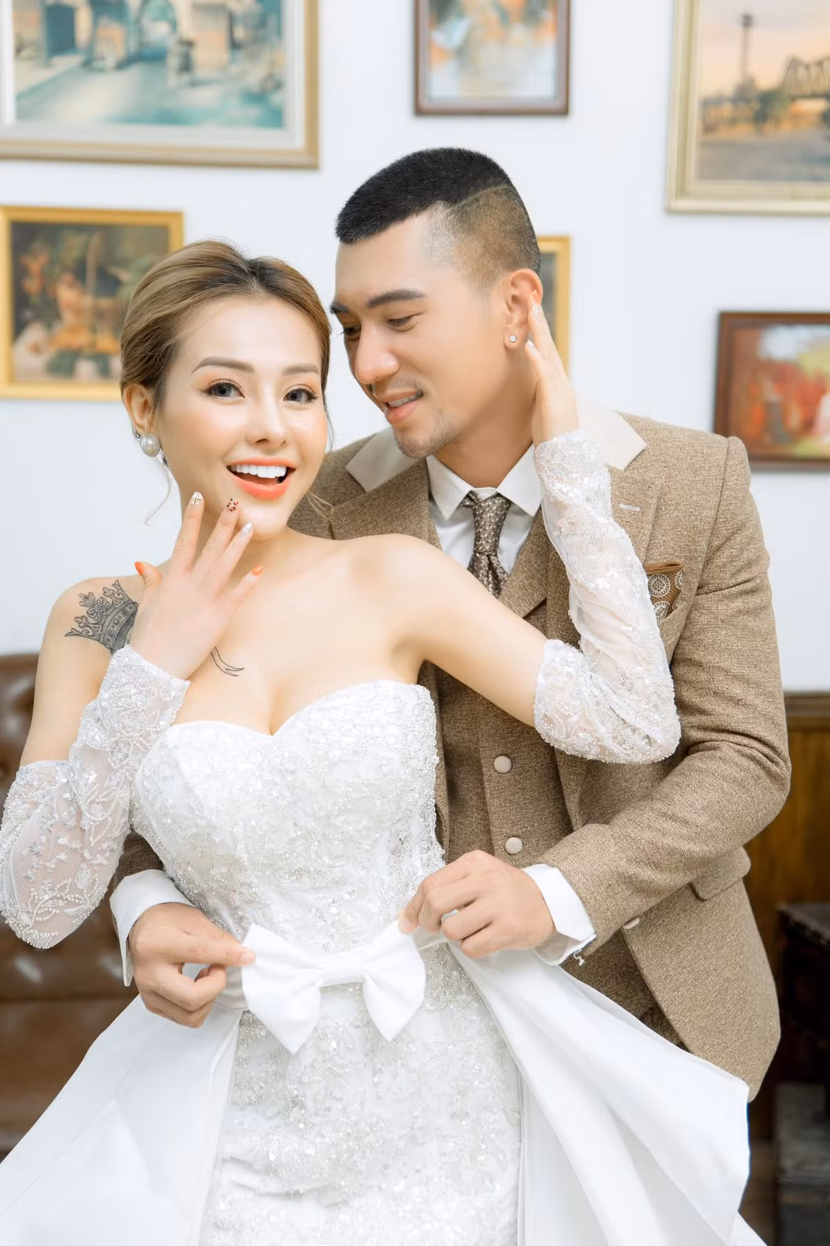 Không chỉ thường xuyên "gây sốt" bởi những thị phi trong nước, hot girl Ngân 98 còn tự tin vươn tầm thế giới khi tuyên bố: "Hai bạn trẻ có nhiều bộ hình cưới nhất thế giới".