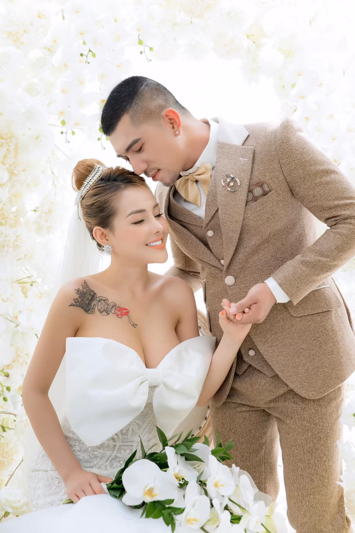 Giữa lúc cư dân mạng còn đang hoang mang không biết bao giờ cặp đôi mới làm lễ vu quy, chính thức nên duyên vợ chồng thì cả "hot girl thị phi" Ngân 98 và nam ca sĩ lập tức tung luôn bộ ảnh cưới.