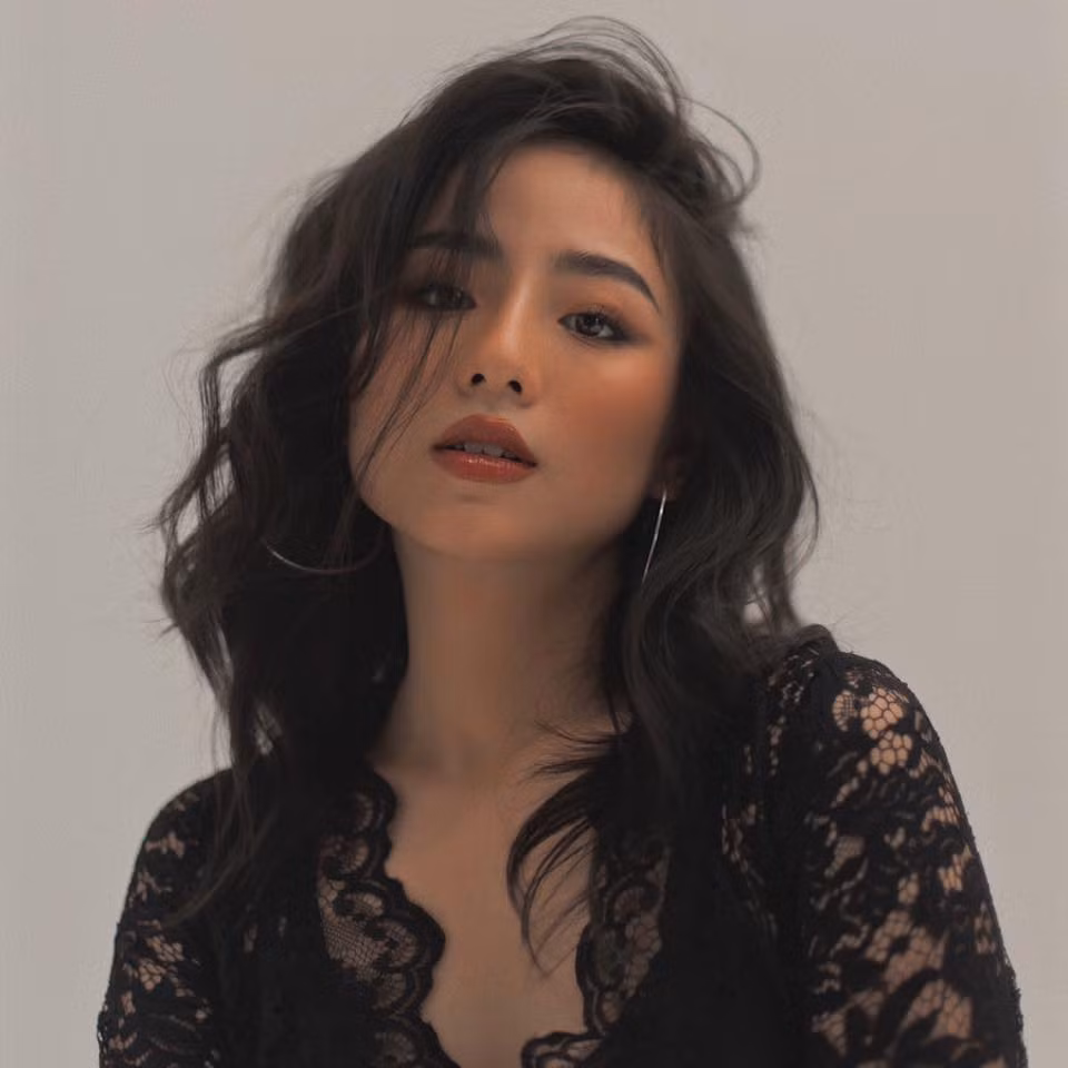 Dù không có hoạt động gì nổi trội trong giới showbiz nhưng nhờ vẻ ngoài xinh đẹp cùng mối tình đẹp như mơ với hot boy Ba Duy, Nam Thương vẫn có lượng fan lớn.