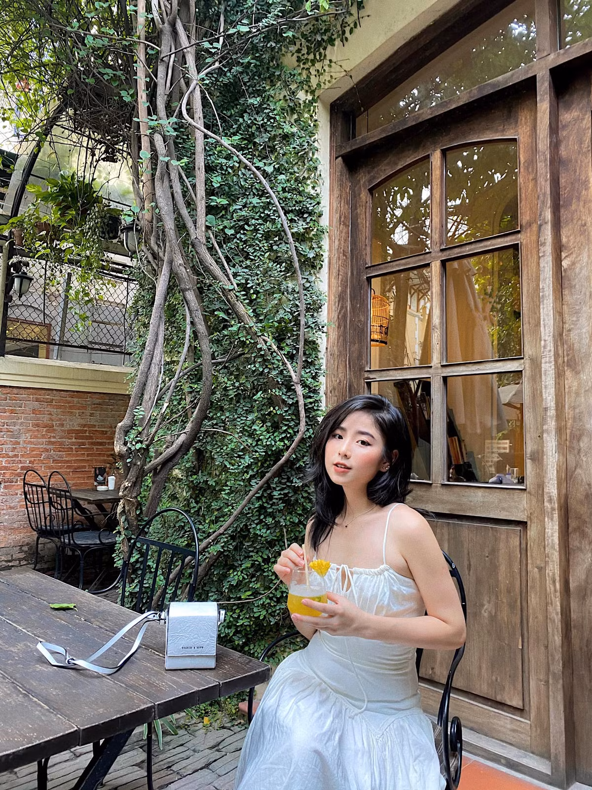 Nam Thương từng được biết đến từ cuộc thi Miss Teen 2011, nổi tiếng bởi vẻ đẹp nữ tính, nhẹ nhàng.