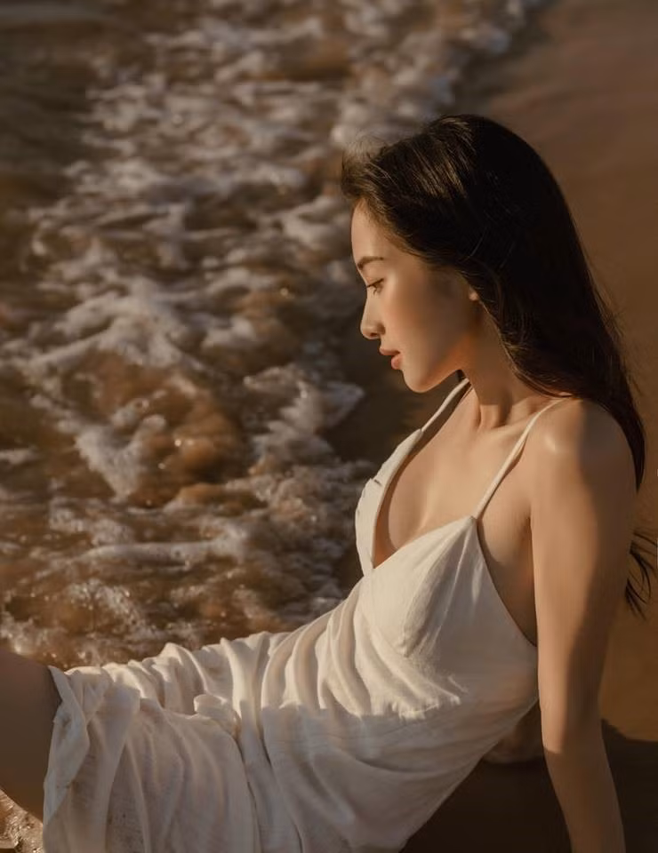 Hot girl Jun Vũ được ví như người "em gái quốc dân", vẻ nữ tính, nhẹ nhàng khiến nhiều người say đắm.
