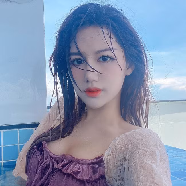 Ngoài Vũ Ngọc Kim Chi, hot girl Nguyễn Bích Ngọc sinh năm 2000 cũng là gương mặt nổi bật nhờ gu thời trang gợi cảm, có phần táo bạo.