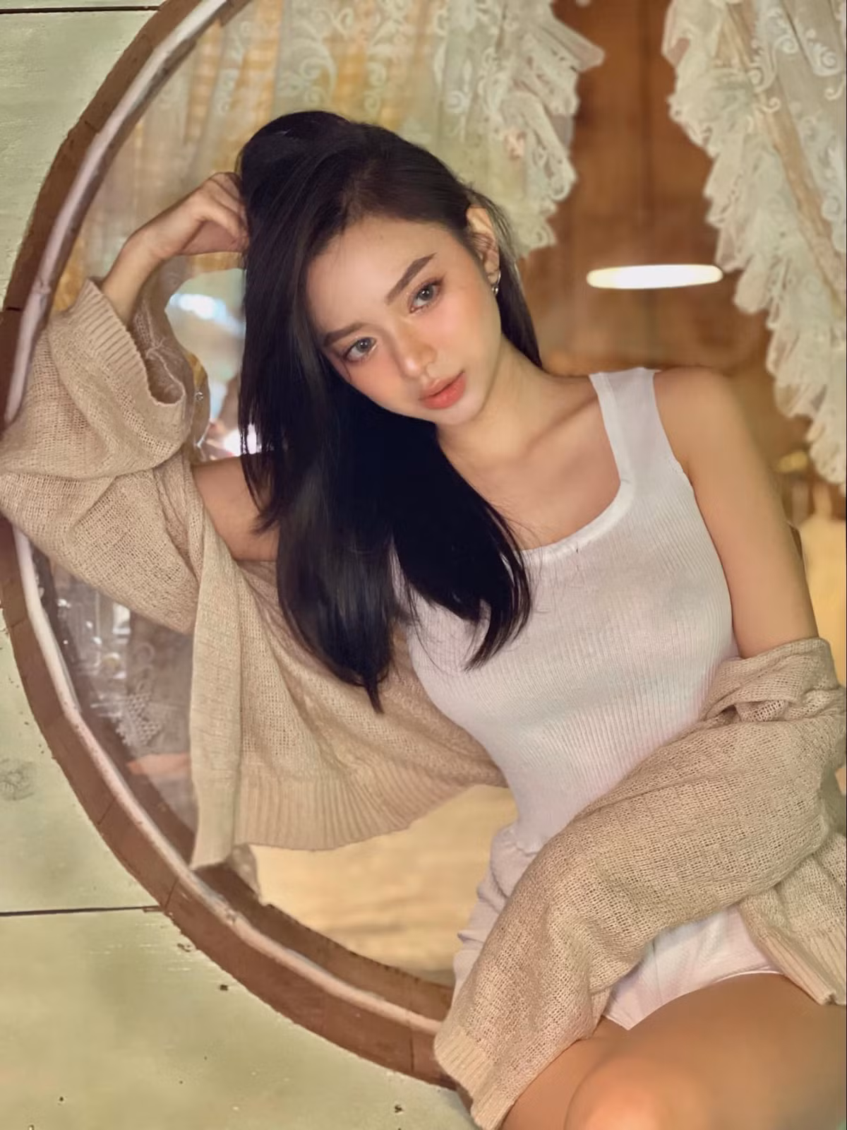 Nàng hot girl 9x được xem là chuẩn mực cho định nghĩa "mặt thiên thần, body ác quỷ" mà cư dân mạng thường hay bàn tán.