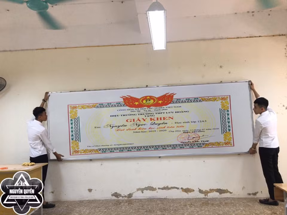 Lấy ý tưởng từ những món ăn siêu to khổng lồ của Bà Tân Vlog, các bạn học sinh đã trình làng những tấm bằng khen “khổng lồ” nhìn thôi đã thấy buồn cười rồi.