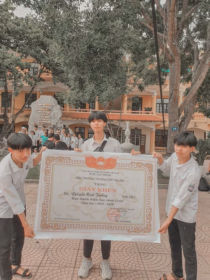 Nhiều cư dân mạng bình luận: "Một lần chơi lớn xem cả trường có trầm trồ", "To này về treo cả làng nhìn thấy học giỏi luôn", ...khi chứng kiến những tờ giấy khen khổng lồ như thế này.