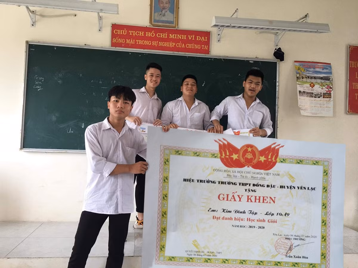 Bên cạnh những cái ôm, dòng lưu bút tình nghĩa thì giấy khen chính là thứ không thể thiếu được trong buổi lễ tổng lắng đọng.
