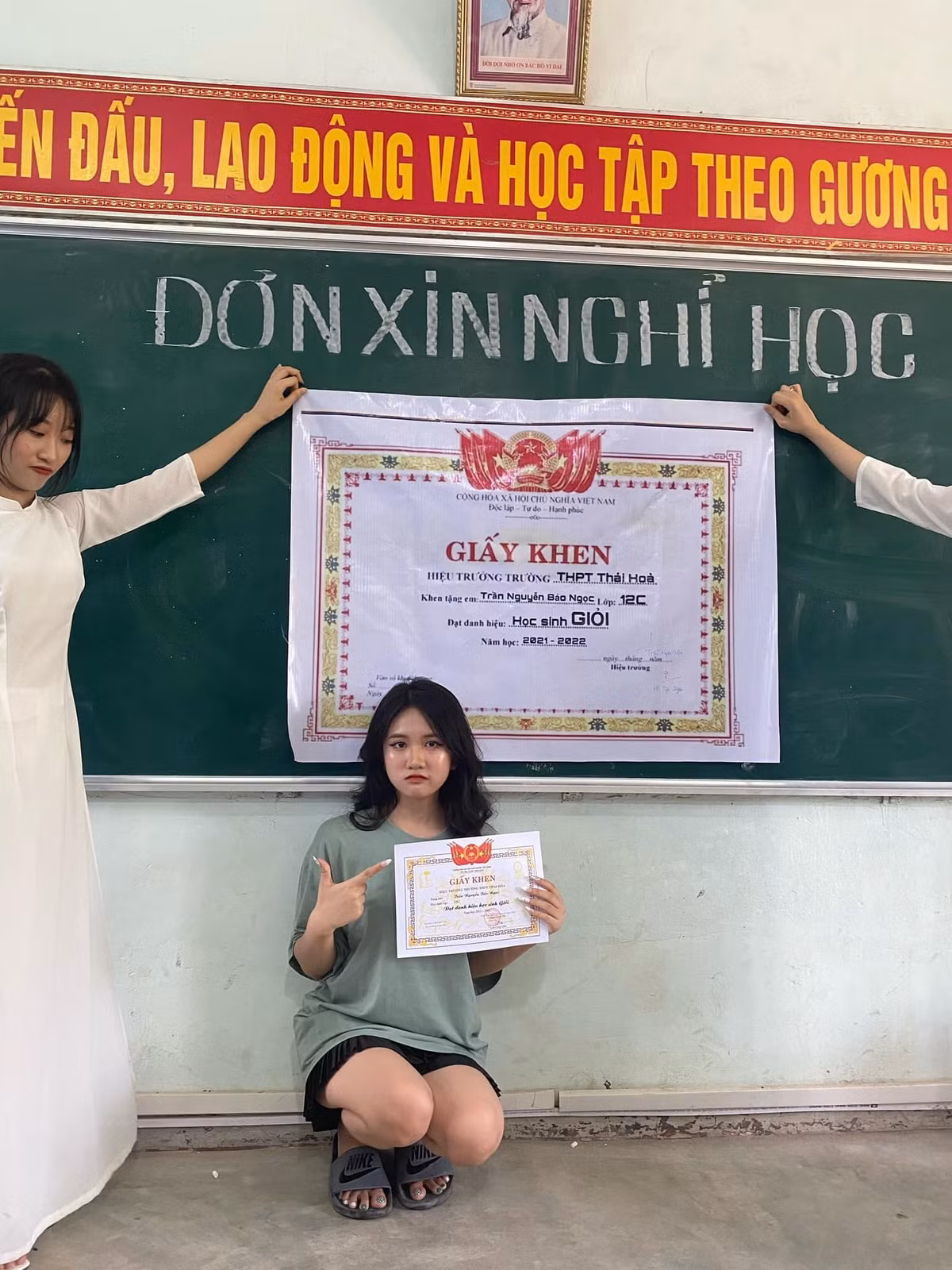 Ngay sau khi đăng tải, bức ảnh về giấy khen độc đáo đã mau chóng nhận được lượng yêu thích lớn từ cộng đồng học sinh, sinh viên, ai nấy đều dành những lời khen cho sự sáng tạo này.