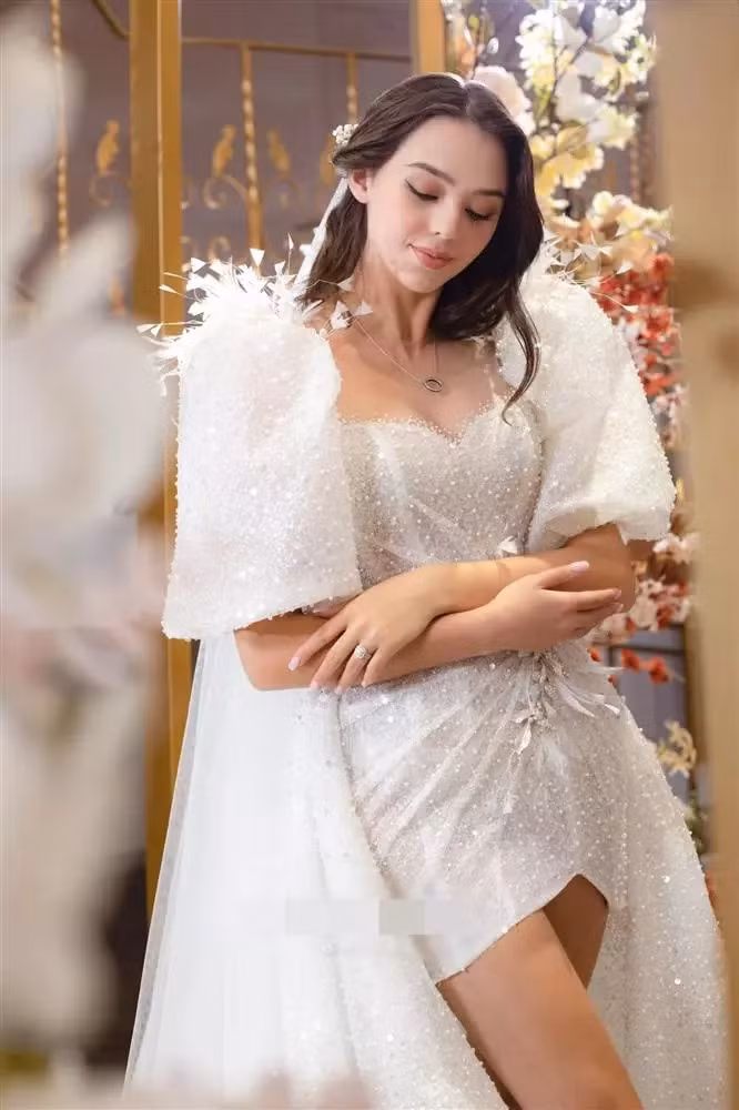 Nếu nhìn kỹ và so sánh hai chiếc váy có thể thấy chúng có phom giống nhau đến 80%, chỉ khác về chất liệu và có thêm đuôi váy rời.