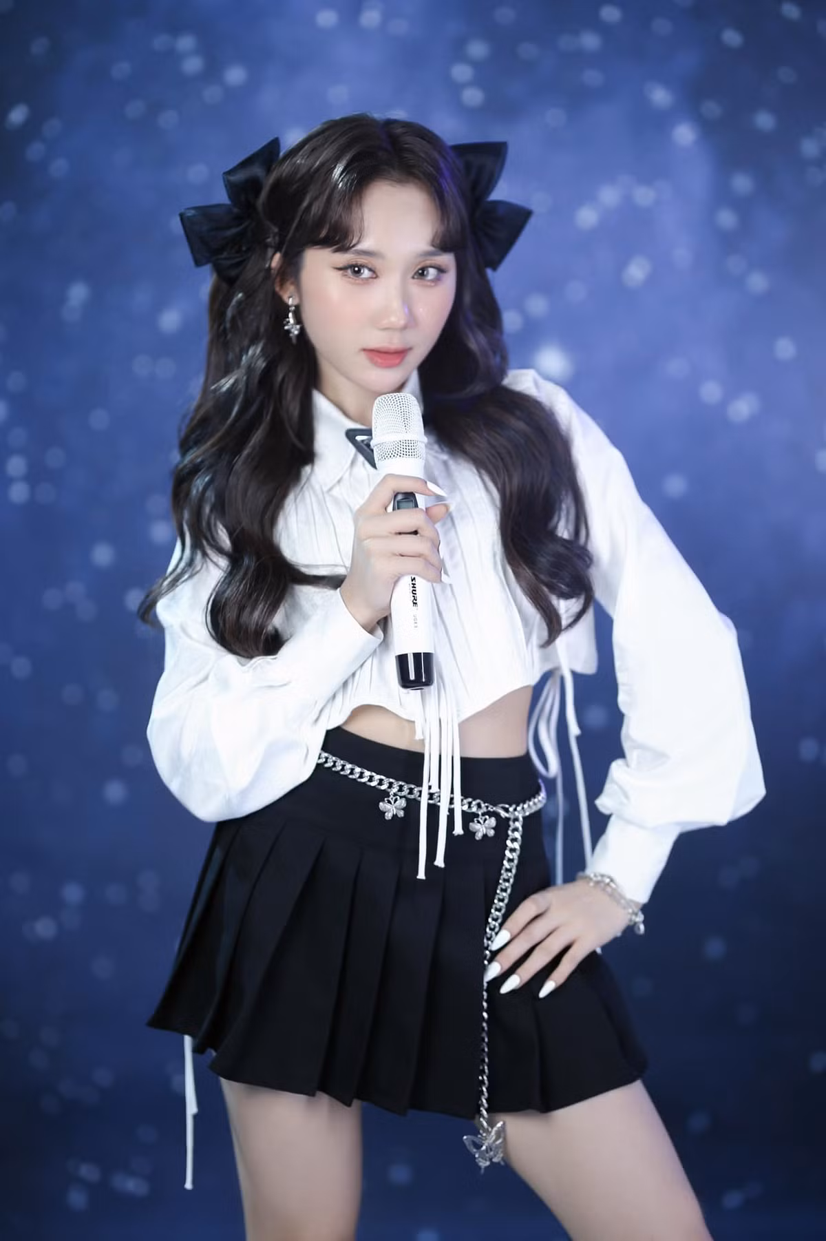 Mới đây nhất Mina Young gây chú ý khi khoe được vẻ đẹp cá tính cùng với làn da trắng hồng của mình trong bộ ảnh vào vai Idol K-Pop.