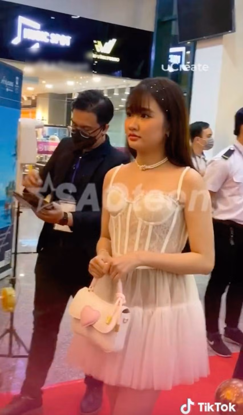 Cũng như bao người nổi tiếng khác, hot TikToker này liên tục bị soi nhan sắc qua camera thường.